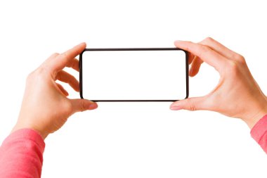 Boş ekranlı akıllı telefonu elinde tutan ve resim çeken veya video kaydeden kişi, beyaz arkaplanda izole edilmiş fotoğraf