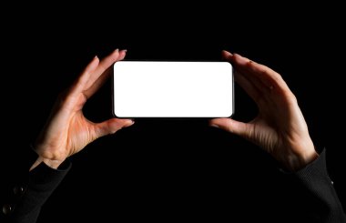 Boş ekran ve fotoğraf çeken cep telefonuyla el ele tutuşan kişi, siyah arkaplanda izole edilmiş görüntü