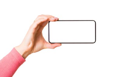 Cep telefonunu yatay olarak boş tutan kişi, beyaz arkaplanda izole edilmiş fotoğraf