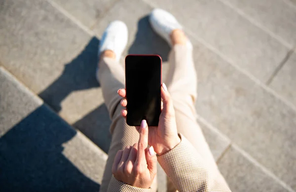 Vrouw Zittend Buiten Met Behulp Van Mobiele Telefoon Uitzicht Van — Stockfoto