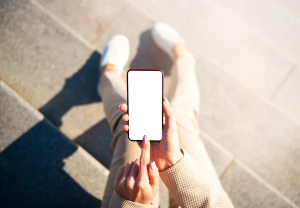 Vrouw Met Mobiele Telefoon Stad Screen Mockup Voor App Ontwerp — Stockfoto