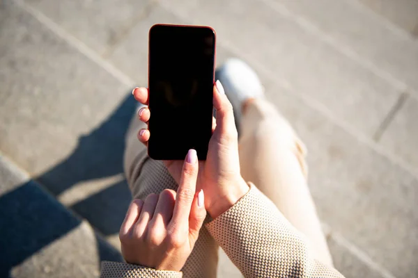 Zakelijke Vrouw Met Behulp Van Mobiele Telefoon Stad Uitzicht Van — Stockfoto