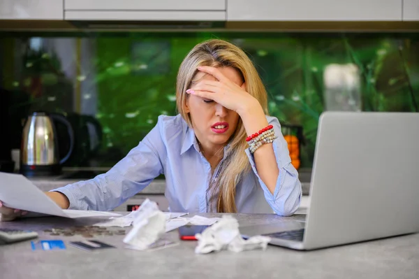 Broke Woman Calculating Her Personal Finances — Stock Photo, Image