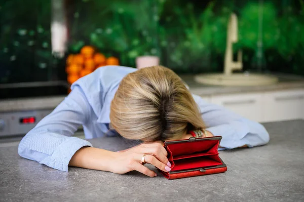 Desperate Woman Has More Money Left — Stock Photo, Image