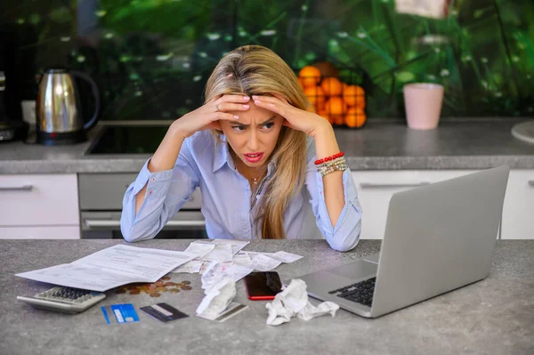 Femme Désespérée Calculant Les Dépenses Mensuelles — Photo