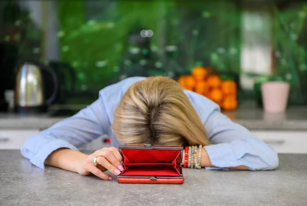 Wanhopige Vrouw Heeft Geen Geld Haar Portemonnee — Stockfoto