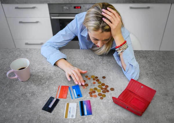 Mujer Contando Las Últimas Monedas — Foto de Stock