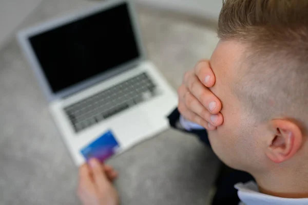 Wanhopige Man Heeft Geen Geld Meer Zijn Creditcard — Stockfoto