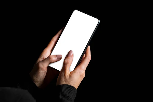 Людина Яка Вводить Щось Мобільному Телефоні Порожнім Білим Екраном Фото — стокове фото
