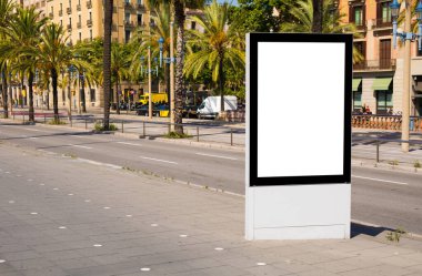 Boş reklam standı sokakta maketi