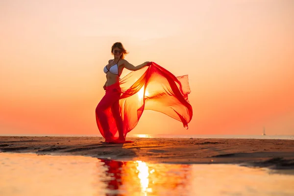 Frau Posiert Mit Kleidungsstück Strand Bei Sonnenuntergang — Stockfoto