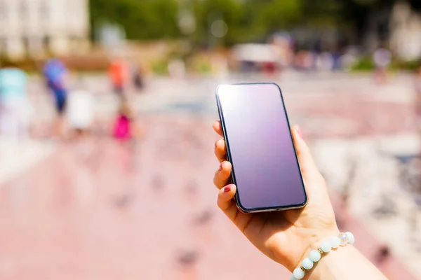 Woman Holding Mobile Phone Street City — Stock Photo, Image