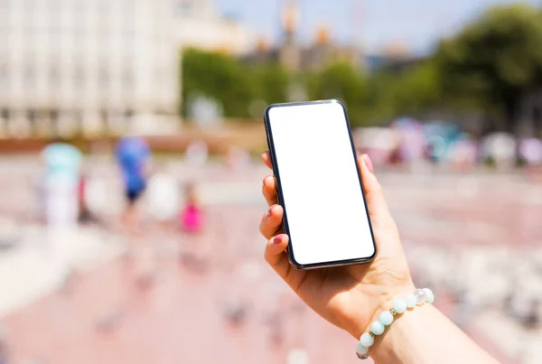 Людина Тримає Смартфон Відкритому Повітрі Місті Макет Телефону Порожнім Білим — стокове фото