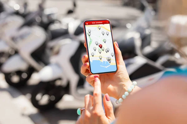Personne Utilisant Application Sur Téléphone Mobile Pour Covoiturage Ville — Photo