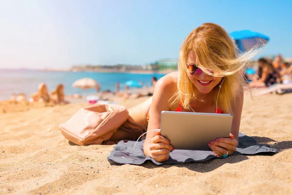 Mujer Viendo Película Tableta Mientras Toma Sol Playa — Foto de Stock