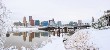 Portland Oregon ABD tarafından Waterfront karlı manzara