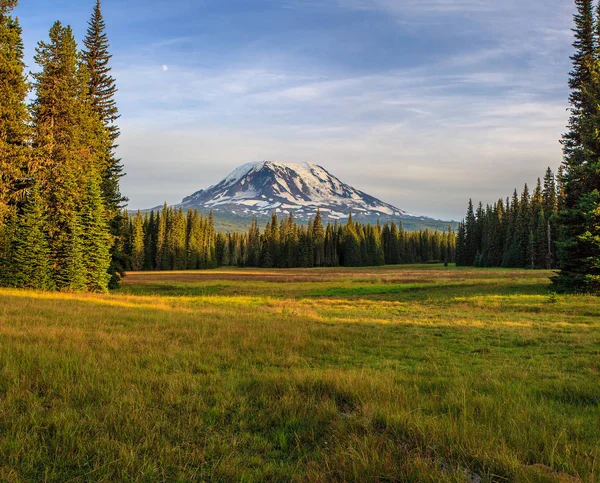 Mooie kleurrijke foto van Mount Adams — Stockfoto