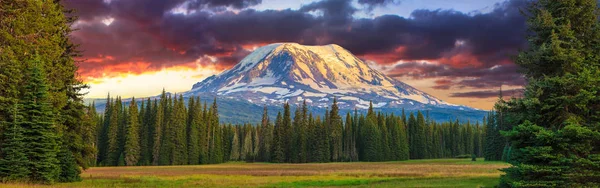 Schönes farbenfrohes Bild von Mount Adams — Stockfoto
