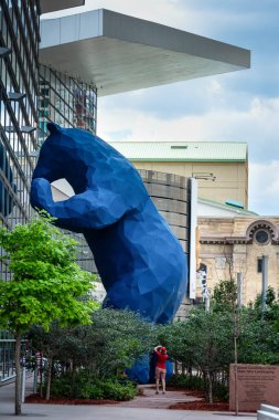 DENVER, COLORADO, ABD - 2 Temmuz 2016: 12 metre yüksekliğindeki Mavi Ayı 