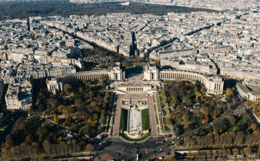 Eyfel kulesinin tepesinden Paris silueti