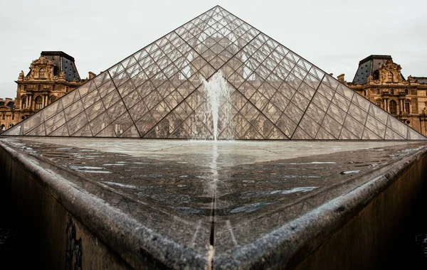 Museo Del Louvre Fuente Exposición Larga —  Fotos de Stock