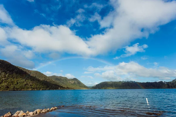 Райдуга Синьому Озері Новій Зеландії — стокове фото