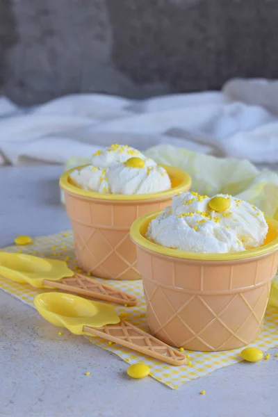 Домашнее Ванильное Мороженое Мраморном Фоне Белый Замороженный Вкусный Десерт Отдельной — стоковое фото
