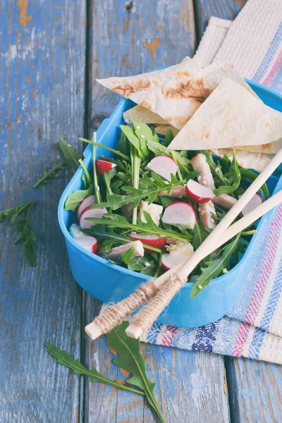 Matlåda Med Sallad Färska Grönsaker Ruccola Rädisor Fetaost Skinka Och — Stockfoto