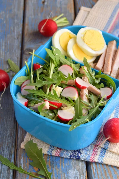 Lunchbox Mit Salat Aus Frischem Gemüse Rucola Rettich Feta Käse — Stockfoto