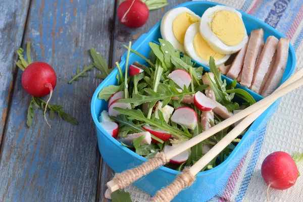 Lunchbox Mit Salat Aus Frischem Gemüse Rucola Rettich Feta Käse — Stockfoto