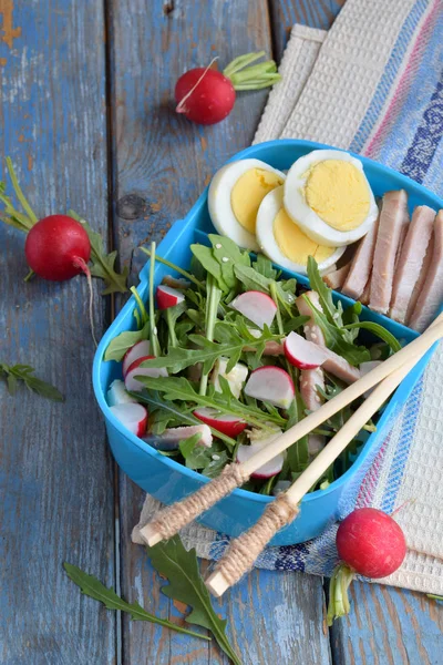 Matlåda Med Sallad Färska Grönsaker Ruccola Rädisor Fetaost Skinka Ägg — Stockfoto