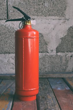 Otomatik veya gri arka plan üzerinde ev için kompakt kırmızı yangın söndürücü. Yangın Acil durumlar için