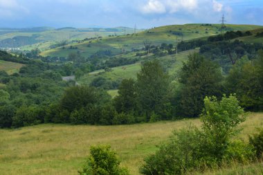 İletim elektrik hattı. Elektrik direkleri bir satırı streç Ukrayna'nın Karpat Dağları arasında