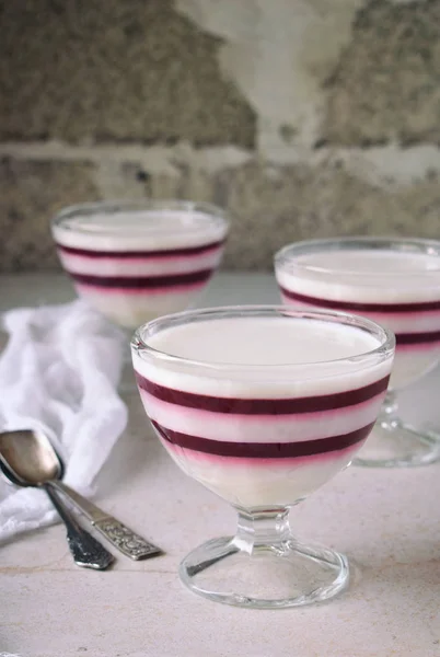 Panna Cotta Dessert Bacche Latte Alla Vaniglia Strati Pannacotta Vetro — Foto Stock