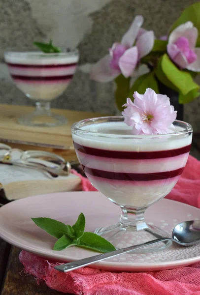 Панна Котта Шаруваті Ванільний Молочний Десерт Беррі Pannacotta Склянку Полуничним — стокове фото