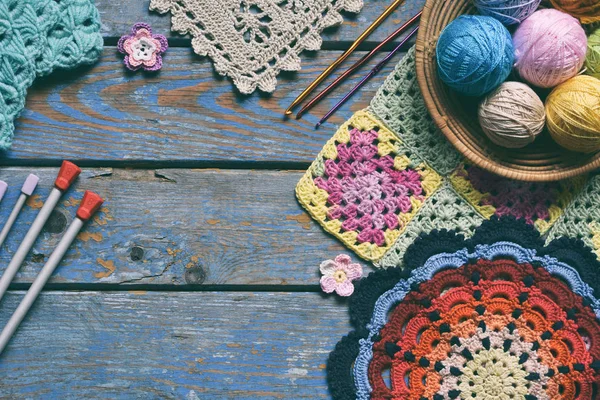 Örgü ve tığ işi (kanca, olorful gökkuşağı pamuk ipliği, topu iş parçacığı, yün, örgü öğeleri, peçete) Araçlar. Büyükanne Meydanı. El yapımı el sanatları tığ. DIY kavramı. Kopya alanı.