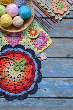 Örgü ve tığ işi (kanca, olorful gökkuşağı pamuk ipliği, topu iş parçacığı, yün, örgü öğeleri, peçete) Araçlar. Büyükanne Meydanı. El yapımı el sanatları tığ. DIY kavramı. Kopya alanı