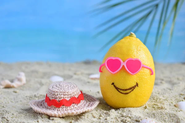 Yaratıcı en az yaz fikir. Pembe güneş gözlüğü ve bambu şapka kum üzerinde limon narenciye hippi. Tropikal plaj kavramı. Yaratıcı sanat. Eğlenceli parti ruh hali. Kopya alanı.