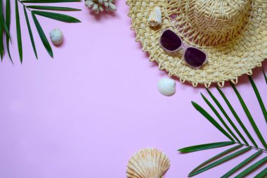 Yaratıcı en az yaz fikir. Tropikal plaj kavramı bambu şapka, güneş gözlüğü, kabukları ve pastel zemin üzerine yeşil palmiye yaprakları yapılmış. Yaratıcı sanat. Düz yatıyordu, en iyi görünüm. Kopya alanı.