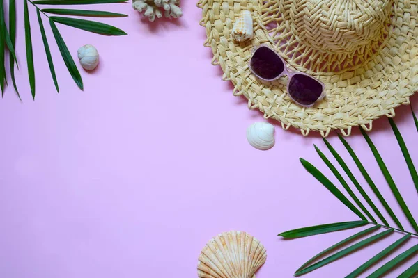 Yaratıcı en az yaz fikir. Tropikal plaj kavramı bambu şapka, güneş gözlüğü, kabukları ve pastel zemin üzerine yeşil palmiye yaprakları yapılmış. Yaratıcı sanat. Düz yatıyordu, en iyi görünüm. Kopya alanı.