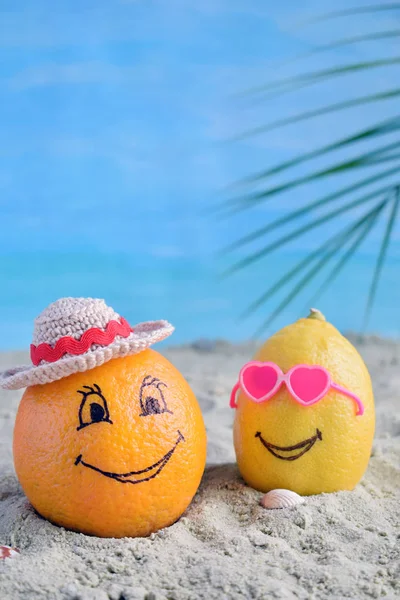 Yaratıcı en az yaz fikir. Narenciye hippi. Bambu şapka ve güneş gözlüğü kum üzerinde limon portakal. Tropikal plaj kavramı. Yaratıcı sanat. Eğlenceli parti ruh hali. Kopya alanı.