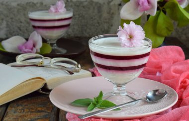 Panna cotta. Vanilya süt berry tatlı katmanlı. Pannacotta cam çilek jello ile. Geleneksel İtalyan tatlı. Kopya alanı