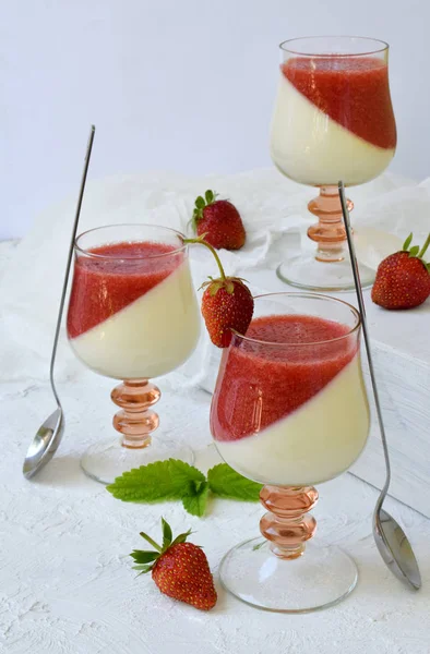 Panna Cotta Dessert Bacche Latte Alla Vaniglia Strati Pannacotta Vetro — Foto Stock