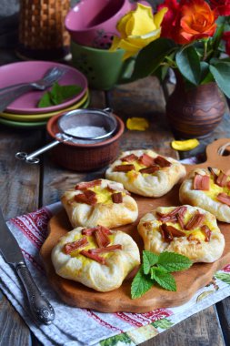 Mini pies puf böreği, yapılmış muhallebi ve karamelize ravent. Homemade Pişirme. Lezzetli taze pişmiş kurabiyeler. Rustik fotoğraf.