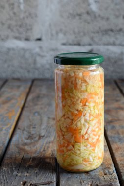 Cam kavanoz, Marine lahana ve havuç lahana turşusu. Probiyotik ve fermente gıda. Turşu. Konserve vejetaryen gıda kavramı