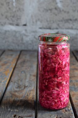 Cam kavanoz, Marine lahana, havuç ve pancar lahana turşusu. Probiyotik ve fermente gıda. Turşu. Konserve vejetaryen gıda kavramı