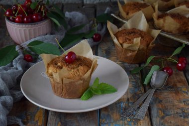 Kek kiraz ile keten tohumu, darı ve pirinç unu üzerinden. Gluten-Alerjik kek. Sağlıklı hamur işleri. Rustik fotoğraf. Kopya alanı.