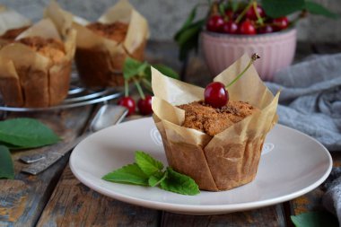 Kek kiraz ile keten tohumu, darı ve pirinç unu üzerinden. Gluten-Alerjik kek. Sağlıklı hamur işleri. Rustik fotoğraf. Kopya alanı.