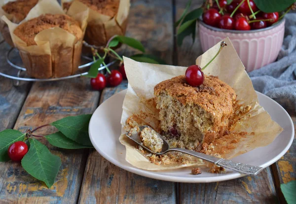 Kek kiraz ile keten tohumu, darı ve pirinç unu üzerinden. Gluten-Alerjik kek. Sağlıklı hamur işleri. Rustik fotoğraf. Kopya alanı.