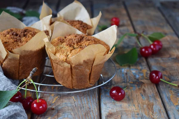 Kek kiraz ile keten tohumu, darı ve pirinç unu üzerinden. Gluten-Alerjik kek. Sağlıklı hamur işleri. Rustik fotoğraf. Kopya alanı.